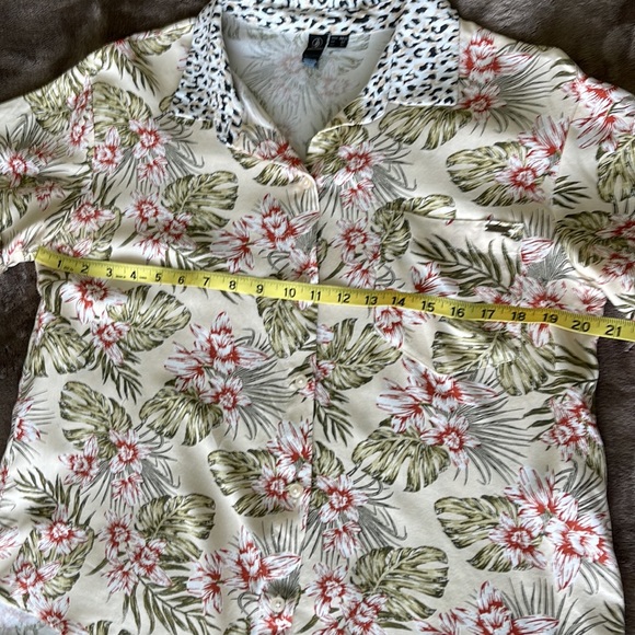 Volcom Floral Short Sleeves High Low Rounded Hem Blouse, Size M. - Picture 6 of 6